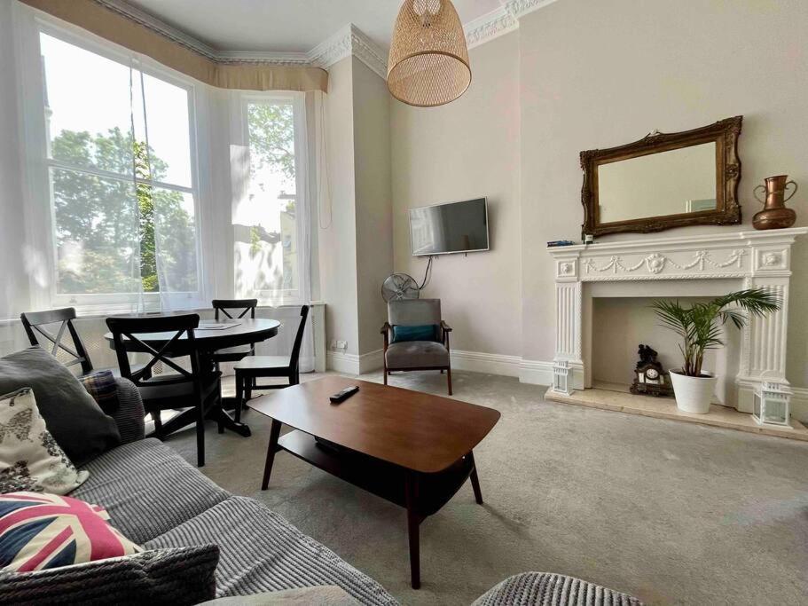Wonderful Apartment In Earl'S Court Лондон Екстериор снимка